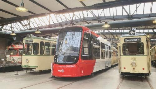 Historie trifft Zukunft: Alte Bahnen umrahmen einen Prototyp. Foto: Ulrike Süsser