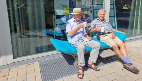 Mitglieder der Schachgruppe vom SNW Klettenberg nehmen Platz zum Klönen und Kaffee trinken. Foto: Karin Matzner, Koordinatorin SeniorenNetzwerk Klettenberg