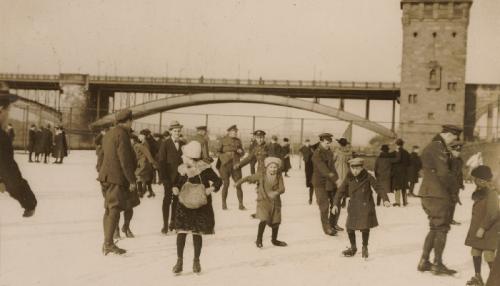 Schlittschuhlaufen auf den zugefrorenen Vorflutwiesen in Köln-Poll vor der Südbrücke, Köln, 1920er-Jahre/Quelle: Kölner Fotoarchiv