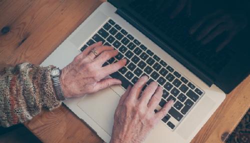 Unterstützung für neue Medien kann ein wertvoller Beitrag sein, den Studierende für die ältere Generation leisten können. Aber besonders die Senioren können vom digitalen Wissen profitieren. Foto: arianarama - stock.adobe.com