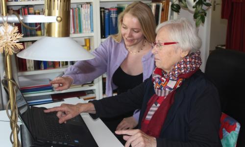 Die 83-jährige Elfi Krietemeyer hat Spaß am Computer. Alltagsbegleiterin Marlene W. (22) ist dabei eine willkommene Unterstützung. Foto: Diana Haß
