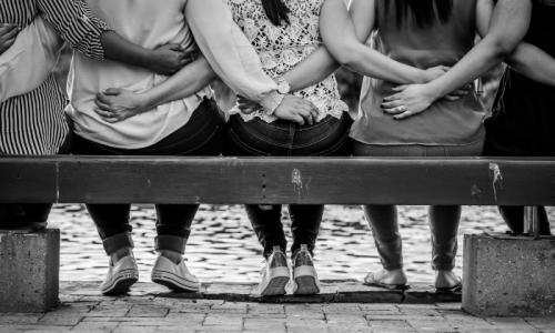 Frauen, die zeigen, dass sie eng miteinander verbunden sind. Foto (Symbolbild): Luwadlin Bosman / Unsplash