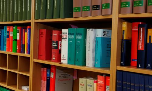 Juristen und Rechtsexperten helfen Seniorinnen und Senioren. Foto: Jörg Möller / Pixabay