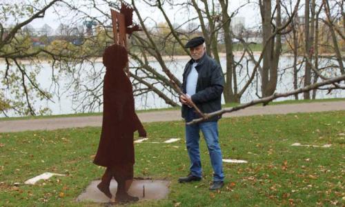 Herbert Labusga liegt der Scholosspark in Stammheim am Herzen, davon erzählen auch seine Werke. Foto: Lydia Schneider-Benjamin
