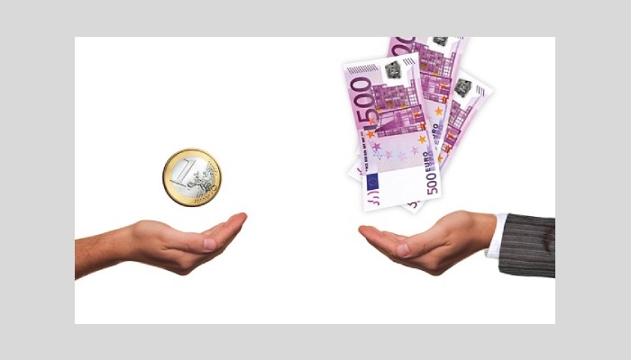 Wie viel Kinder an ihre pflegebedürftigen Eltern zahlen müssen, hängt von ihrem Einkommen ab. Foto: geralt / Pixabay