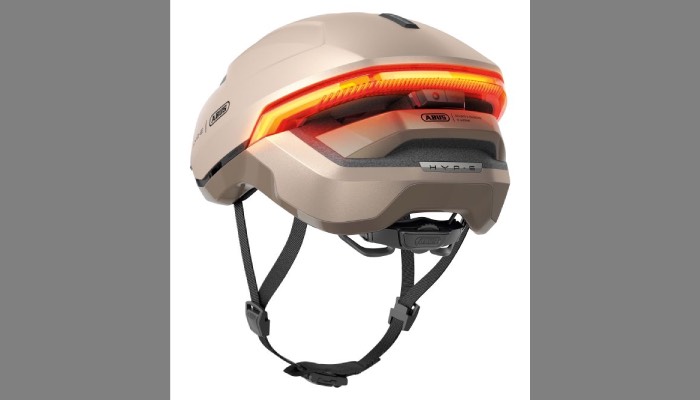 Die neue Helmgenartion ist ausgestattet mit Licht sowie Blinkern. Ein Visier bietet den Augen Schutz bei Wind und Regen. © Abus.de – pd-f