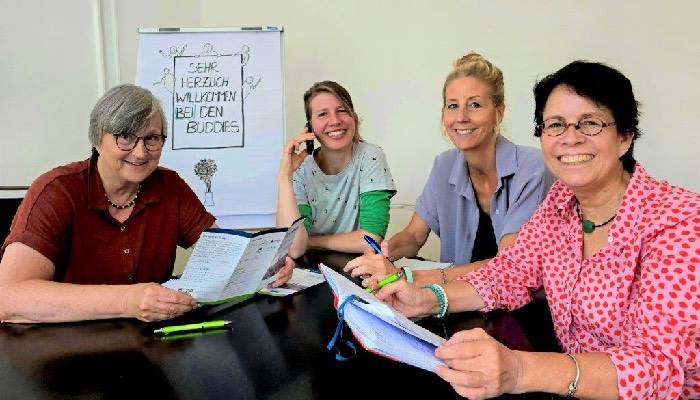 Die Buddys in der Teamsitzung. Von links nach rechts: Eva Schwarz, Johanna Tückmantel, Ina Veith und Marja Költzsch. Foto: Karin Ohler