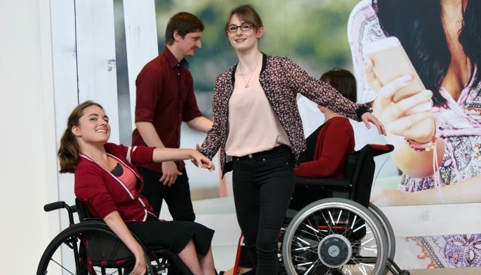 Mal ein anderer Sonntag: Die Rollstuhltanzgruppe in Frechen bringt Spaß für alle. Foto: Eveline Dumbeck