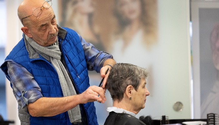 Von wegen Friseur im Ruhestand. Foto: Thomas Banneyer