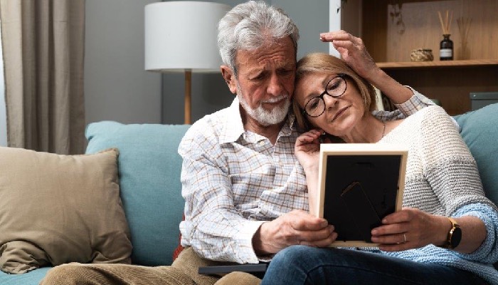 Großeltern auf Entzug? Viele Senioren leiden darunter, ihre Enkel nicht zu sehen. Foto: iStock.com/Srdjanns74