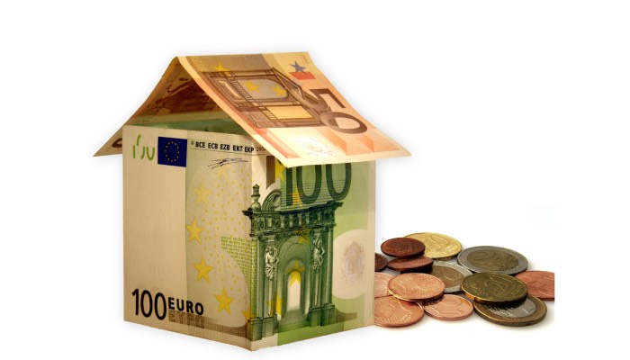 Eine genaue Erbschaftsurkunde lässt die Verteilung des Erbes nicht wie ein Kartenhaus zusammenfallen. Foto: chocolat01 / pixelio.de